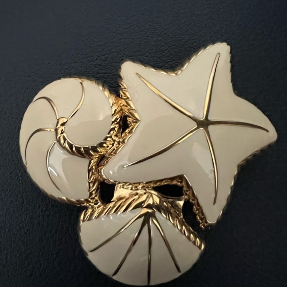 Vintage Trifari Gold and Cream Starfish brooch and clip on earrings Set - Picture 3 of 7